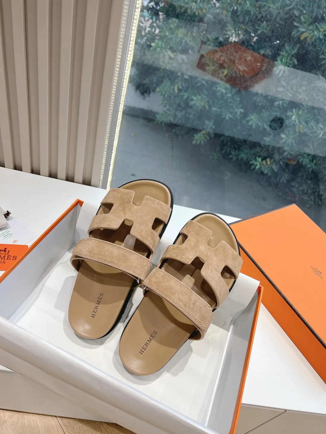 👟👟Ex-factory price 440👟👟 (Top version) H family 2024 spring and summer new style HERMES Hermes' recently popular couple's shoes, pig nose angle sandals and slippers, paired with various colorful socks, very trendy. Upper lining: imported original leather. Outsole: non-slip and wear-resistant outsole. Size: female 35-42 (40/42 non-returnable and non-exchangeable) Men’s size: 39-45 (45 is non-refundable and non-exchangeable)